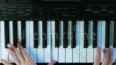 女手弹钢琴。 一个女人用手指触摸钥匙。